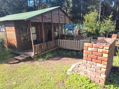 Ein Garten an der Unterkunft Plett Forest Cabins