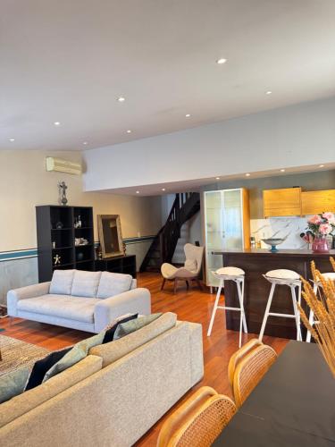 カルヴィにあるAppartement vue mer Christophe Colomb 140m2のソファとテーブルのあるリビングルーム