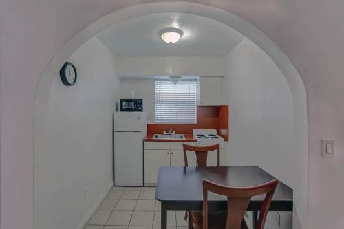 Kuchyň nebo kuchyňský kout v ubytování Green Seas Motel