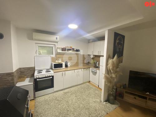 une cuisine avec des armoires blanches et une cuisinière dans l'établissement Vikendica Sarah, à Tuzla