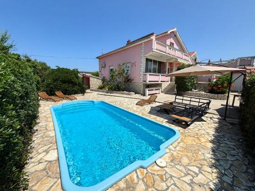 Guest house with pool Ante