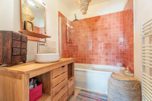 La salle de bains est pourvue d'un lavabo et d'une baignoire. dans l'établissement Appartement Gorge de loup, à Lyon