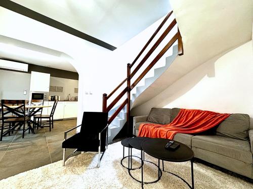 Le Grey - By BEST KEYS - Maison Duplex Moderne - Entièrement Climatisé - Centre Ville - Smart TV - Machine à Café Nespresso - WiFi Fibre - Check-in Autonome - Parking Gratuit à Proximité