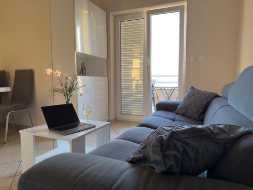 un salon avec un canapé et un ordinateur portable sur une table dans l'établissement Blue Horizon - 400m from the Sea!, à Dramalj