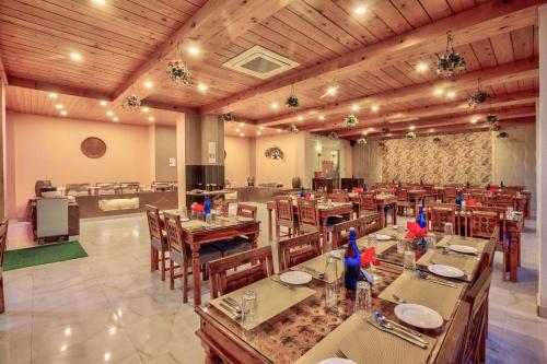 Nhà hàng/khu ăn uống khác tại Snow Flakes Resort And Spa Centrally Heated Luxury Resort