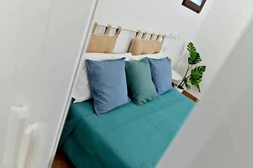 Ce lit se trouve dans un dortoir doté d'oreillers bleus. dans l'établissement Green House Pula, à Pula