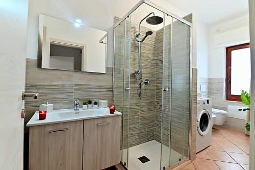 une salle de bains avec douche, lavabo et toilettes dans l'établissement Green House Pula, à Pula