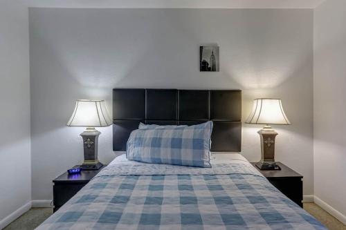 Postel nebo postele na pokoji v ubytování Green Seas Motel