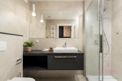 un baño con lavabo y ducha en Your Holidays Infinity B413, en Międzyzdroje
