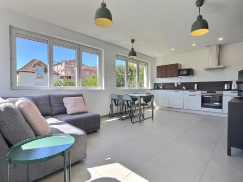 un salon avec un canapé et une table dans l'établissement Le Croisement de Miss K Conciergerie, à Mâcon