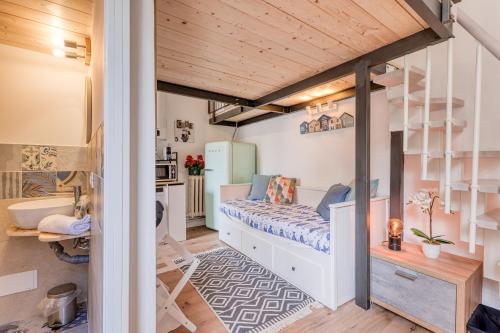 Il comprend une chambre avec des lits superposés et une cuisine. dans l'établissement Maison Brumani - Happy Rentals, à Menton