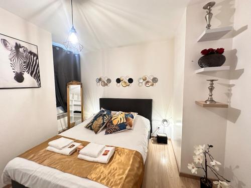 une chambre avec un lit avec deux serviettes dessus dans l'établissement Le repère dAlice T2 cosy proche centre, à Reims