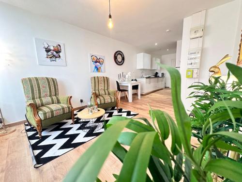 un salon avec deux chaises et une table dans l'établissement Le repère dAlice T2 cosy proche centre, à Reims