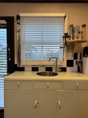 Una cocina o zona de cocina en Painters Studio , Home On the Hill