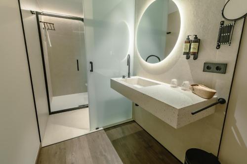 a bathroom with a sink and a mirror at HOTEL RURAL FINCA LA DESA in Miajadas