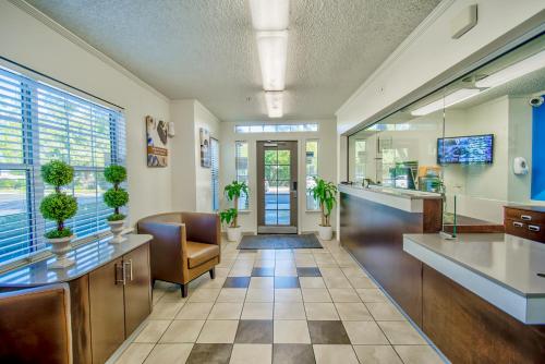 an office with a lobby with a waiting room at Studio 6-Phoenix, AZ - Deer Valley in Phoenix