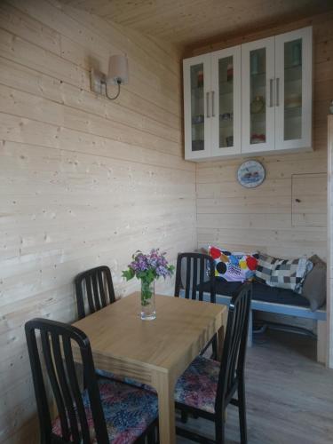 une salle à manger avec une table et des chaises en bois dans l'établissement La Crapouillette, à Lège-Cap-Ferret
