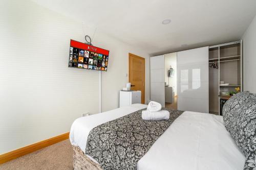 a bedroom with a bed and a refrigerator at -RF7B- For your relaxed and Cosy stay with Free WiFi in Batley