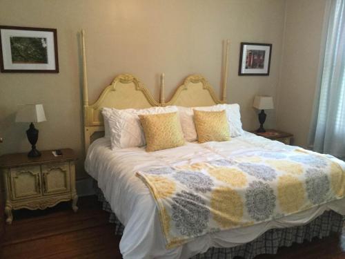 Katil atau katil-katil dalam bilik di The Charleston Inn Hendersonville NC