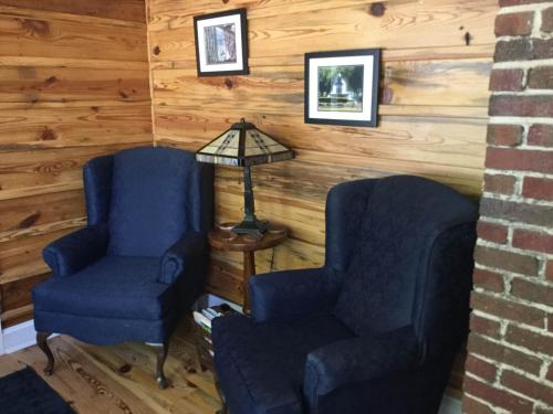 Ruang duduk di The Charleston Inn Hendersonville NC