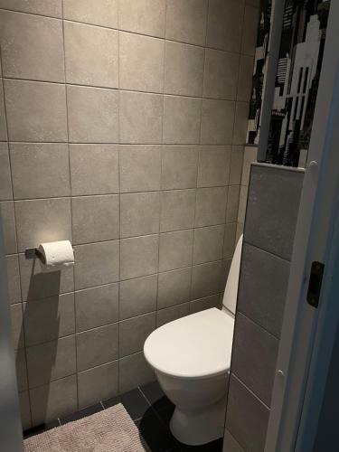 a bathroom with a white toilet in a room at Ringi studio in Pärnu
