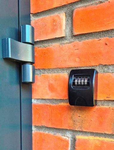 a wall with a black alarm on a brick wall at Zollhaus nad Zalewem Mietkowskim in Domanice