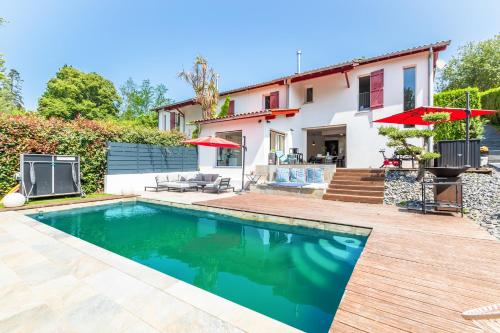 une villa avec piscine et une maison dans l'établissement Villa Basoa - Villa avec piscine à 10 min plages, à Bassussarry