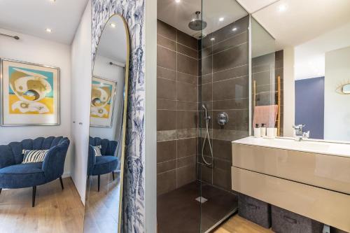 a bathroom with a shower and a sink and a mirror at Villa Basoa - Villa avec piscine à 10 min plages in Bassussarry