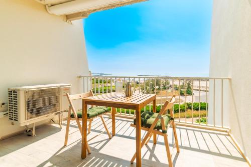 ein Esszimmer mit Tisch und Stühlen auf einem Balkon in der Unterkunft Nouveau T2 Horizon Vue Mer Palavas in Palavas-les-Flots