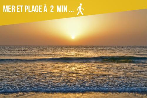 ein Mann, der bei Sonnenuntergang am Strand spazieren geht in der Unterkunft Nouveau T2 Horizon Vue Mer Palavas in Palavas-les-Flots