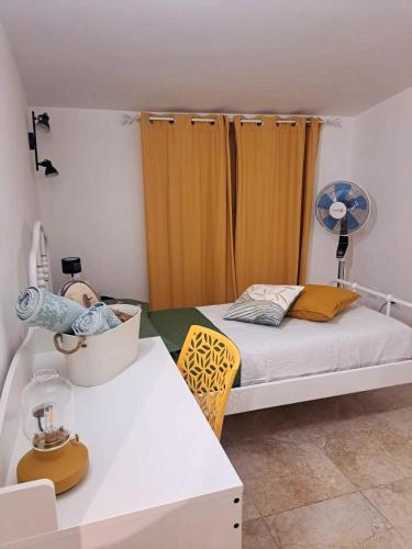 フィアーノ・ロマーノにあるCasa La Giuggiolaのベッドと机のある小さな部屋