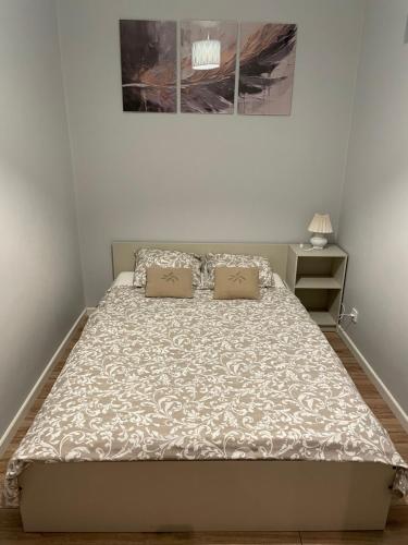 łóżko z dwiema poduszkami w sypialni w obiekcie Uroczy apartament w kurorcie w Kudowie Zdroju