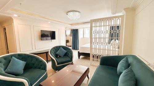 TV a/nebo společenská místnost v ubytování Elite SOFEA Saigon Hotel and Spa
