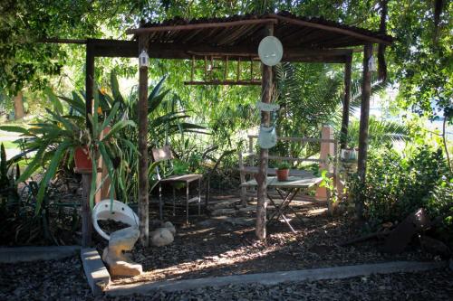 d'un kiosque avec une table et des chaises dans le jardin. dans l'établissement The Big Tree Cottage, à Graafwater