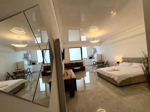 a bedroom with a bed and a living room at Studio 616 SunnyVibes in Mamaia Nord