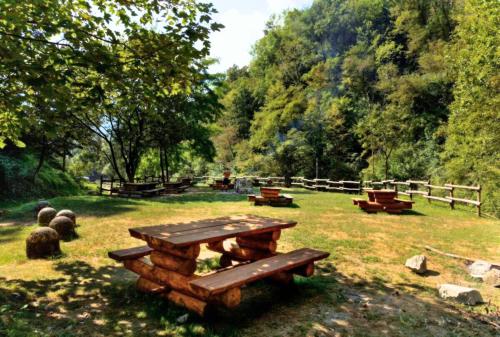 a picnic table in the grass in a field at Villa Delle Rose in Cerano d'Intelvi