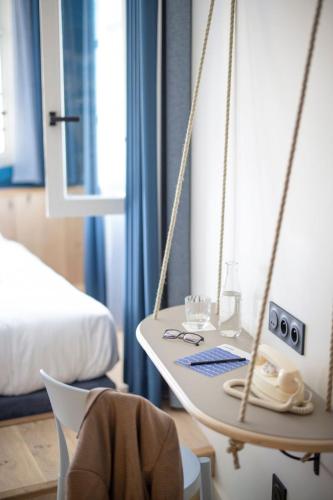 a room with a swing table and a bed at L'Eautel Toulon Centre Port in Toulon