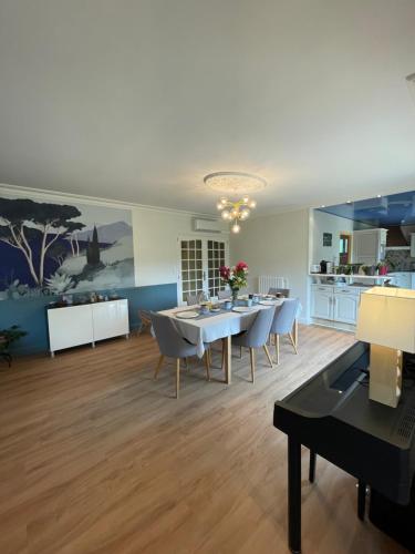 une salle à manger et une cuisine avec une table et des chaises dans l'établissement Maison Changé, à Changé
