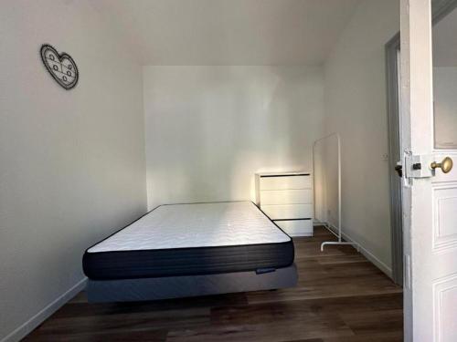 une chambre avec un lit dans le coin d'une pièce dans l'établissement T2 Spacieux et lumineux, au Puy-en-Velay