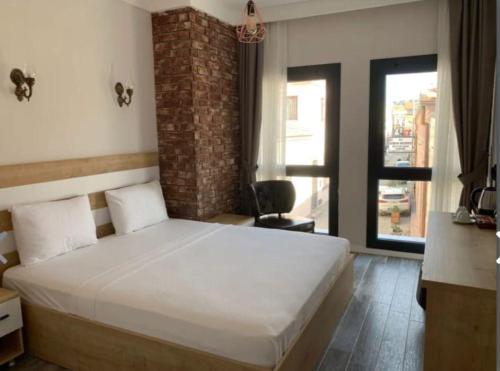 Ένα ή περισσότερα κρεβάτια σε δωμάτιο στο Ayvalik Cihan Otel