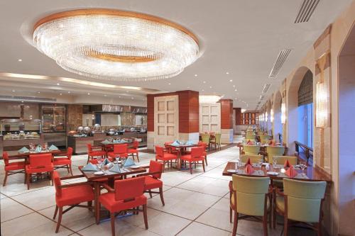 Restaurace v ubytování فيلا خاصة في آي بي إطلالة على الحرم - و عنوانها أبراج مكة