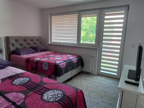 Llit o llits en una habitació de Apartments Ćemo