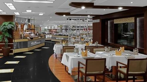Restaurace v ubytování فيلا خاصة في آي بي إطلالة على الحرم - و عنوانها أبراج مكة