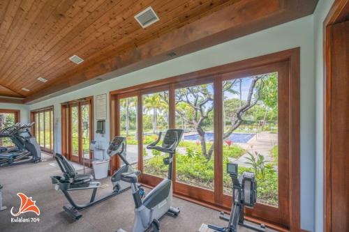 a fitness room with treadmills and elliptical machines at 2BR bright quiet condo in Kulalani sleeps 6 in Waikoloa