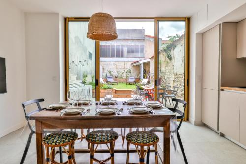 une salle à manger avec une table et quatre chaises dans l'établissement Architectural #Jardin #11pers, à Cognac