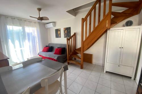 un salon avec un canapé et un escalier dans l'établissement Marine Wave, à Aresquies