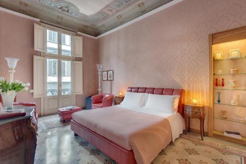 Habitación de hotel con cama y silla en B&B Cavour10 Firenze, en Florencia