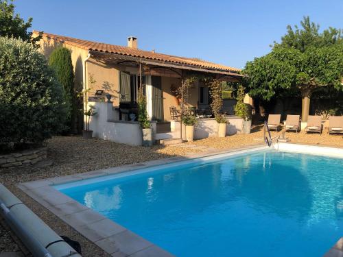 une piscine devant une maison dans l'établissement Haus PETIT REVE in Oppède, à Oppède