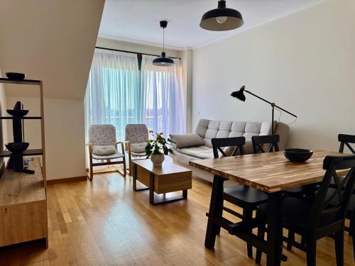 una sala de estar con una mesa y un sofá en Eguzkilore, en Villalonga
