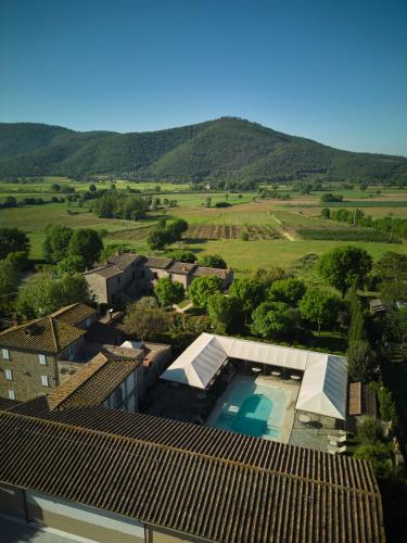 an aerial view of a house with a swimming pool at Relais La Corte dei Papi in Cortona